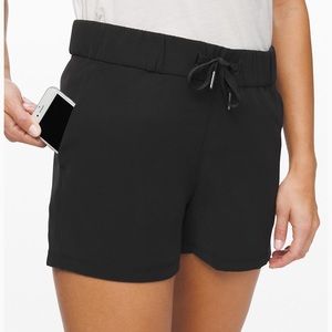 On The Fly shorts size 4 lululemon 🍋